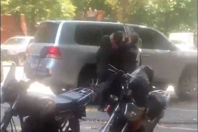 A ex-deputada é jogada dentro de SUV pelos agentes do serviço de inteligência, que estavam em motocicletas