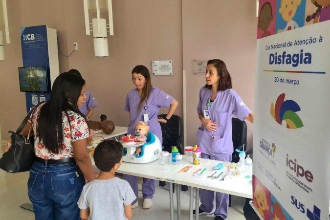 Fonoaudiólogas orientando crianças e adultos em relação a disfagia. - (crédito: Divulgação/ Hospital da Criança de Brasília (HCB)) Fonoaudiólogas orientando crianças e adultos em relação a disfagia. - (crédito: Divulgação/ Hospital da Criança de Brasília (HCB))
