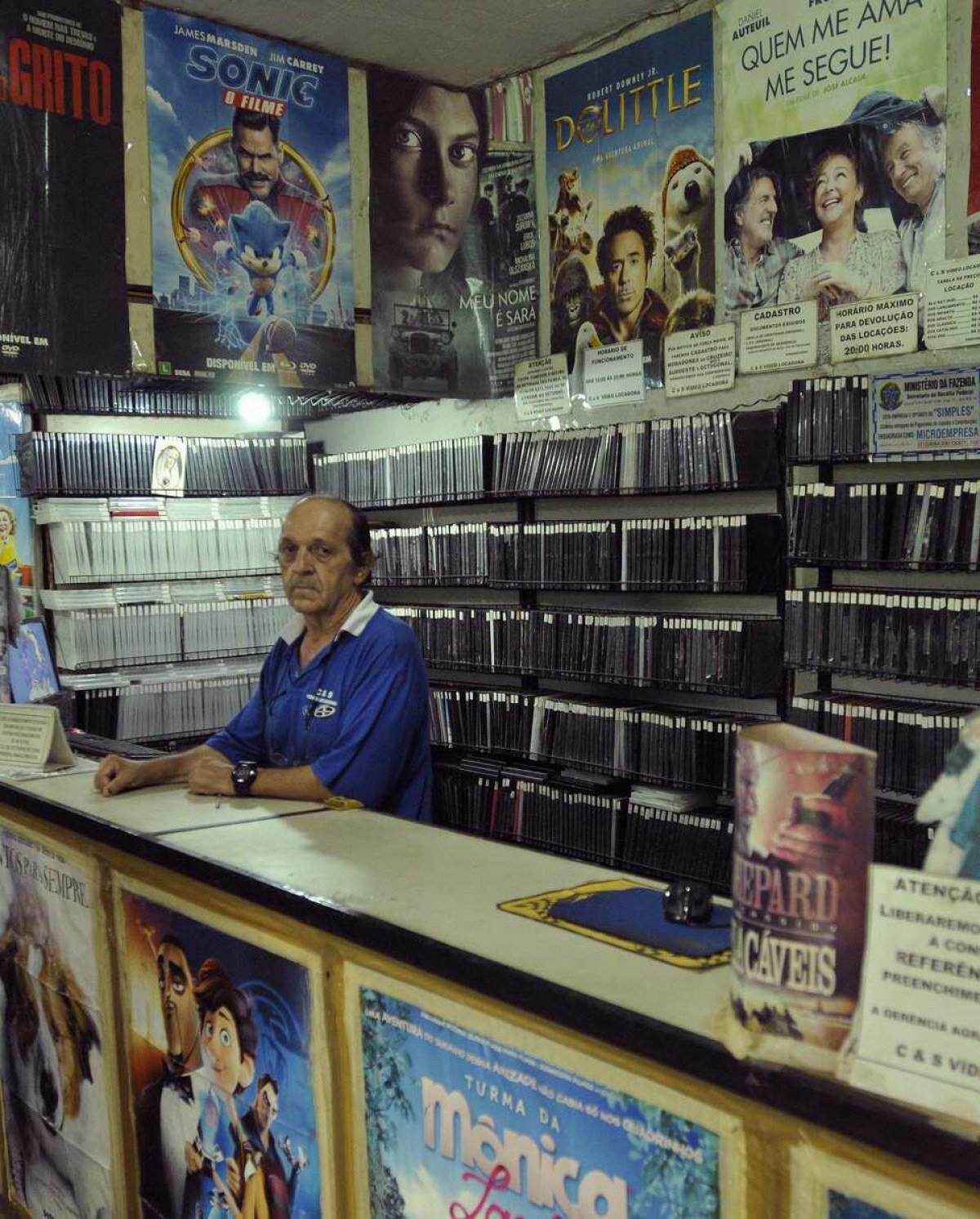  20/03/2024 Crédito: Carlos Vieira CB/DA Press. Brasília DF. Revista. Vida analógica. Francisco Carlos Pimentel, dono de locadora de vídeos. 
