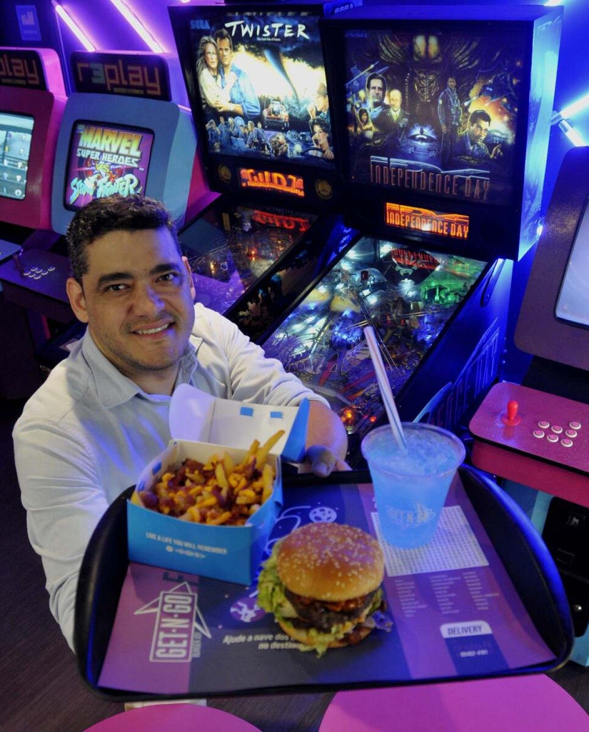  20/03/2024 Crédito: Carlos Vieira CB/DA Press. Brasília DF. Revista. Vida analógica. Lindemberg Pinto, dono de hamburgueria com fliperama.