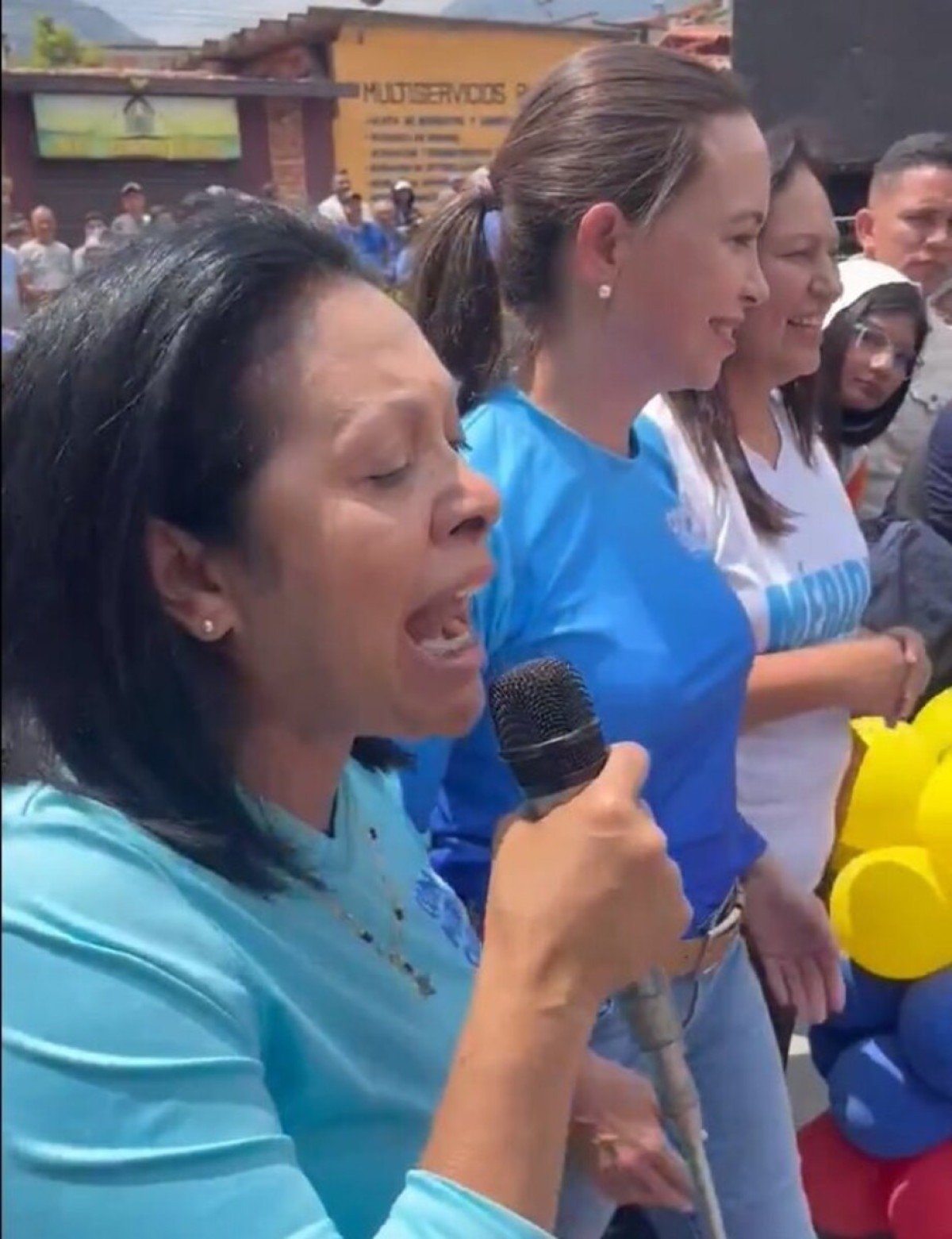 A ex-deputada discursa ao lado de Corina, em Timotes, no estado de Mérida, duas semanas atrás 