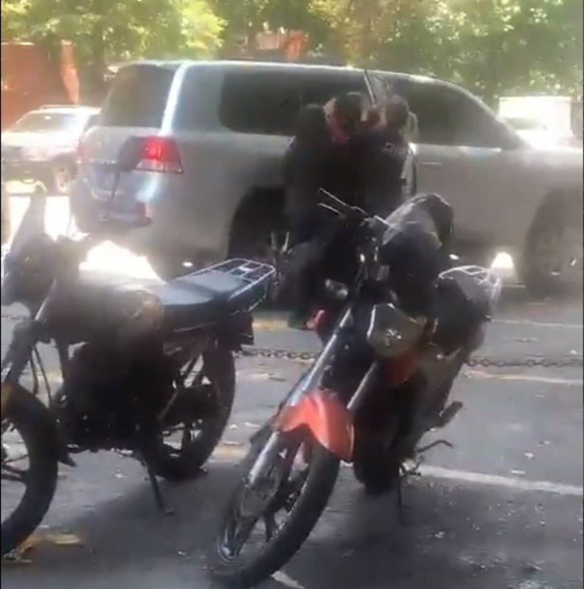 A ex-deputada Dignora Hernández é jogada dentro de uma SUV pelos agentes do serviço de inteligência 