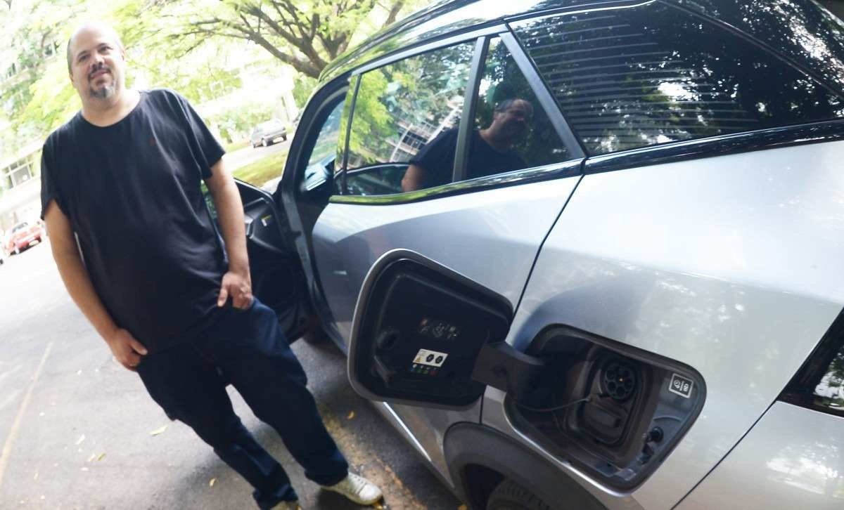  Veículos elétricos. Na foto, Leon Sólon da Silva. 