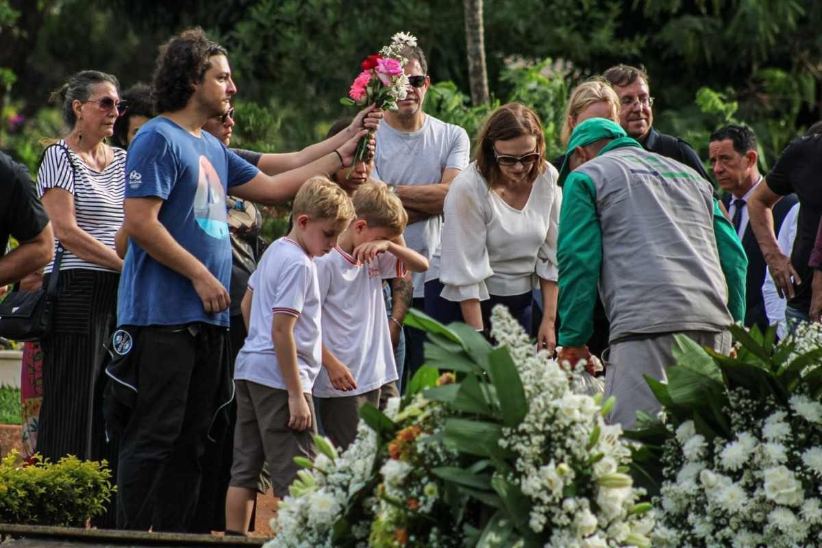  Familiares e amigos se reuniram no cemitério Campo da Esperança, na Asa Sul, para dizer adeus