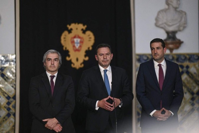 Luís Montenegro (C) concede entrevista depois de reunião com o presidente Marcelo Rebelo de Sousa, no Palácio de Belém  -  (crédito: Patrícia de Melo Moreira/AFP)