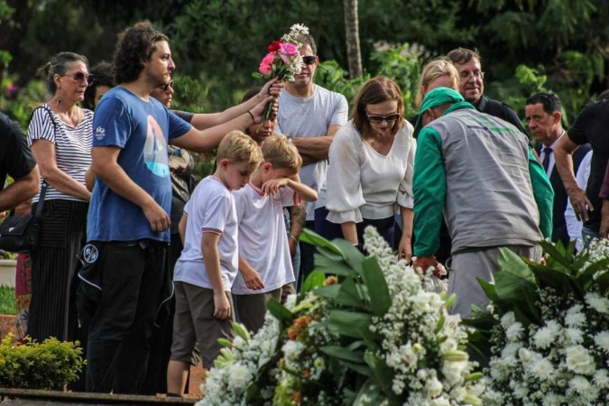  Familiares e amigos se reuniram no cemitério Campo da Esperança, na Asa Sul, para dizer adeus -  (crédito:  Kayo Magalhães/CB/D.A Press)