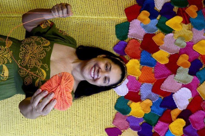 Há 21 anos, Katia Ferreira profissionaliza mulheres com cursos de bordados e crochê: capacitação focada no trabalho