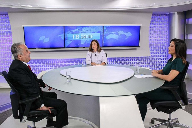  21/03/2024 Crédito: Kayo Magalhães/CB/D.A Press. Brasil. Brasília - DF. Cidades. CB. Saúde entrevista Carlos Gropen, professor da Faculdade de Medicina da Unb e presidente da Sociedade de Dor do Distrito Federal. Na bancada: Sibele Negromonte e Mila Ferreira. -  (crédito:  Kayo Magalhães/CB/D.A Press)