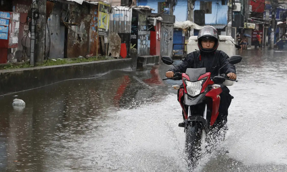 Temporal: prefeito do Rio pede que população antecipe volta para casa -  (crédito: EBC)