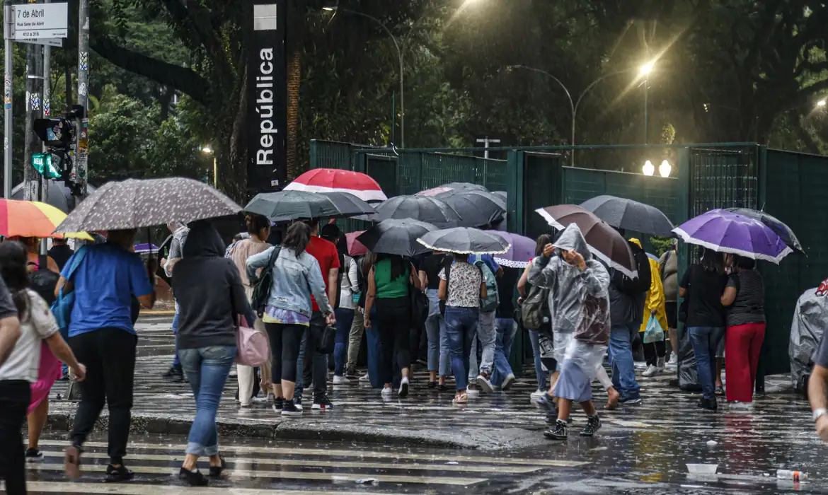 Região Sudeste tem alerta de temporais e deslizamentos até domingo -  (crédito: EBC)