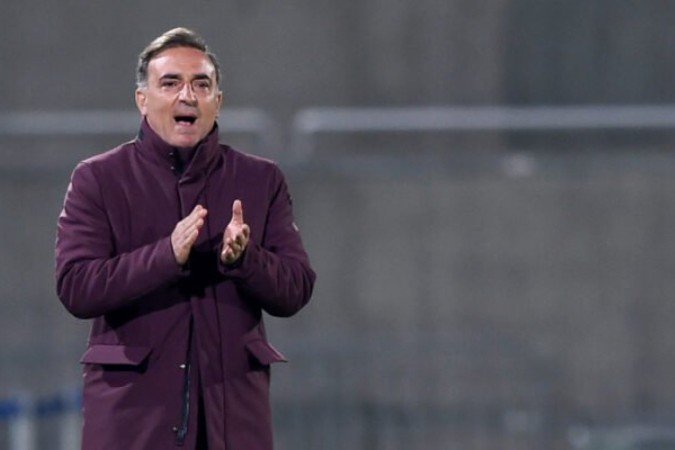 Textor eia no vestiário com o nome do técnico na cabeça - (crédito: AFP via Getty Images) Textor eia no vestiário com o nome do técnico na cabeça - (crédito: AFP via Getty Images)