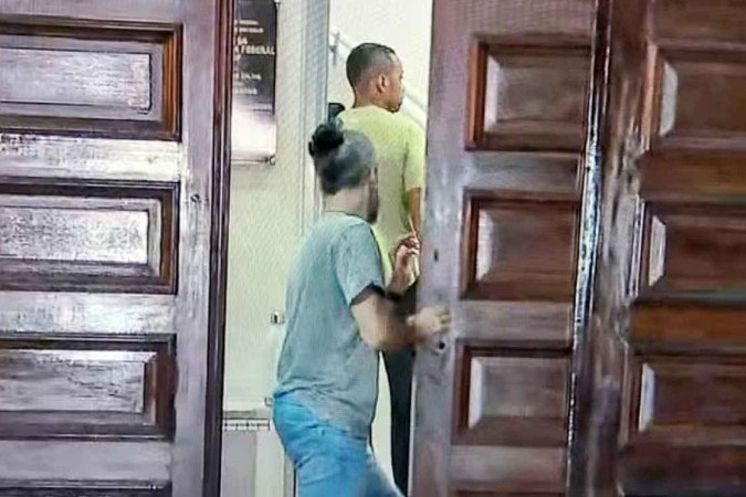 Robinho passou pela sede da Polícia Federal, em Santos, antes de ir até Tremembé -  (crédito:   Fábio Pires/Reprodução/TV Tribuna)