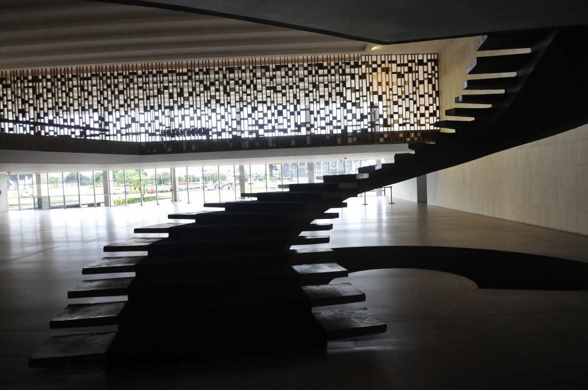 A famosa escada em espiral da sede da diplomacia brasileira. Ao fundo, a treliça de Athos Bulcão