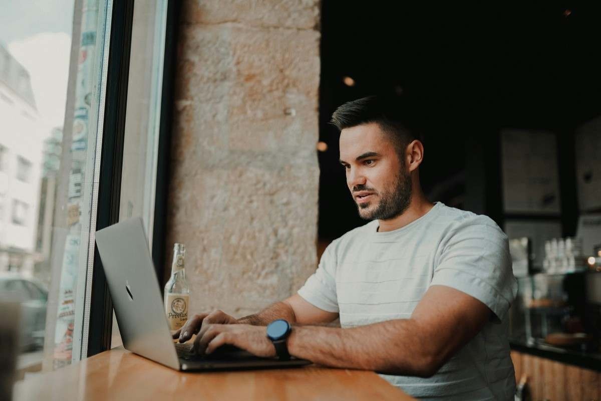 Estudo associa tempo gasto no computador a maior chance de disfunção erétil