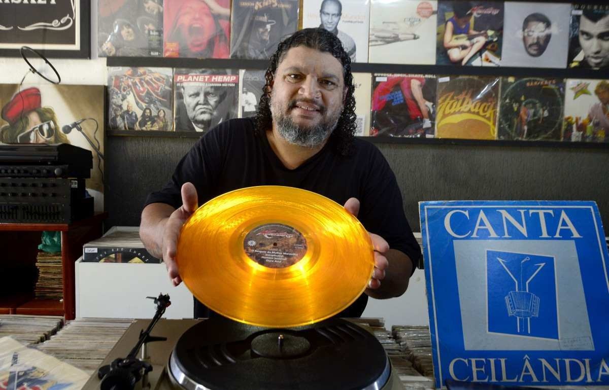 Sebo em Ceilândia reúne relíquias: de discos de vinil a kichute