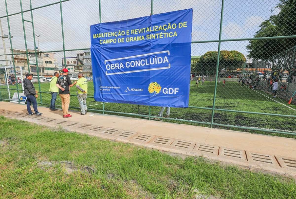 Governador Ibaneis Rocha entrega campo sintético na Guariroba