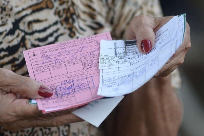 Rosa Farias mostra seus cartões de vacina repletos de carimbos