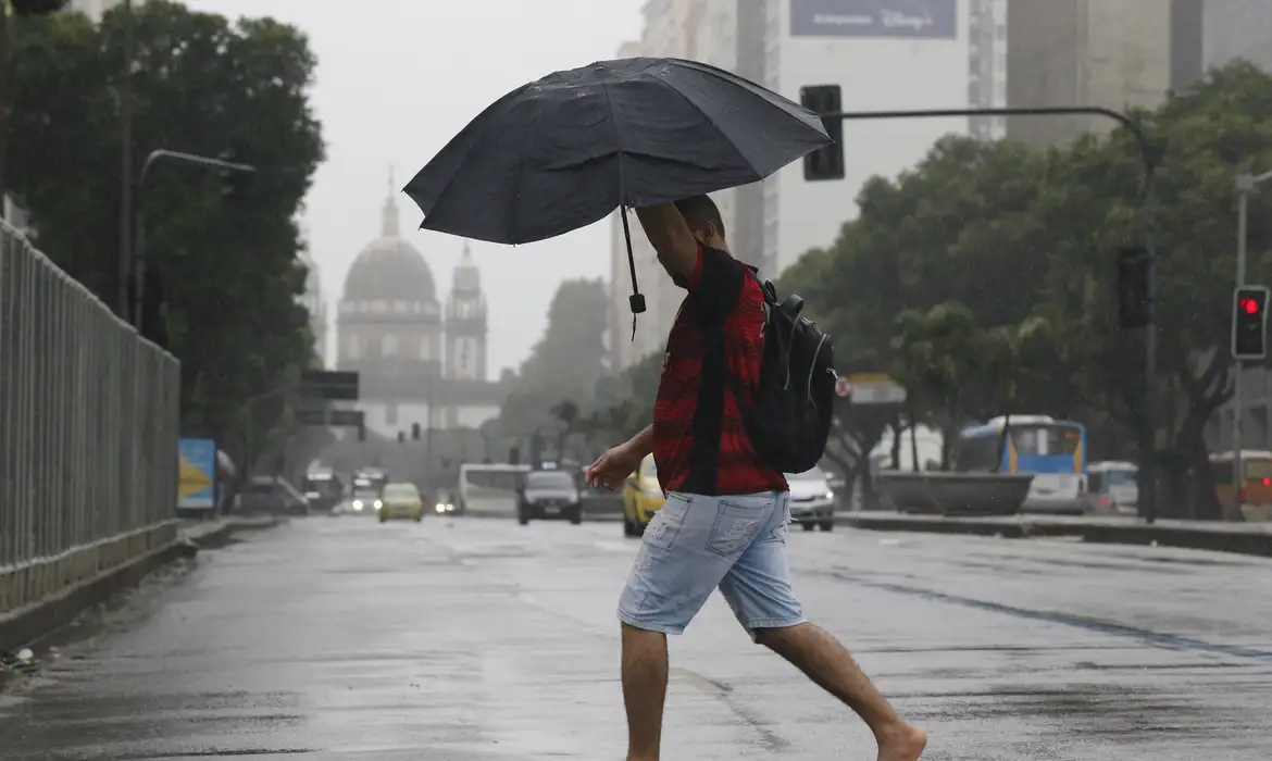 Em dia de chuva forte, capital fluminense tem ruas vazias -  (crédito: EBC)