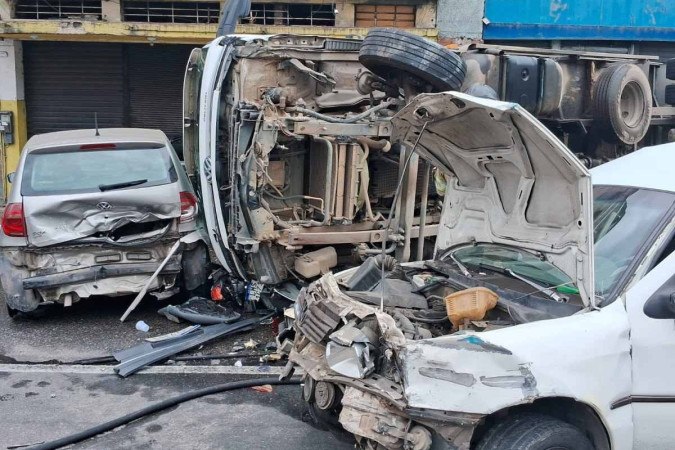 Caminhão desgovernado tombou e destruiu carros -  (crédito: Cyro Neves / Rádio Tupi)