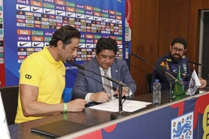 Momento da assinatura do novo contrato -  (crédito: Foto: Rafael Ribeiro / CBF)