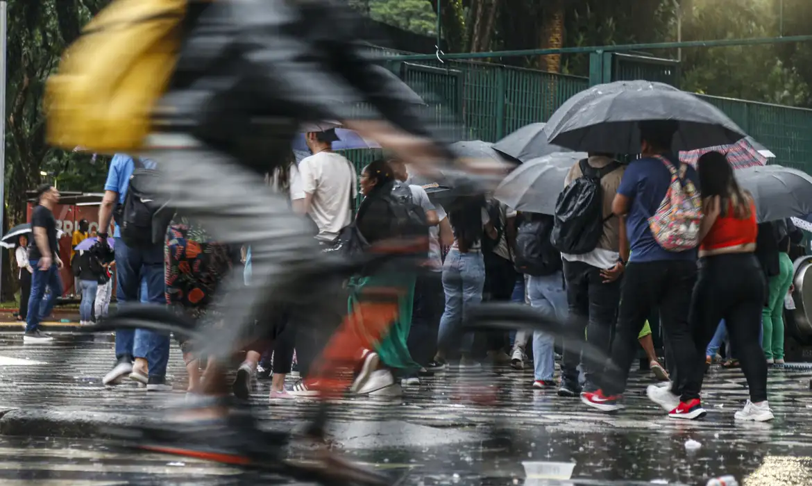 Frente fria potencializa efeitos de massa quente e úmida do Sudeste -  (crédito: EBC)