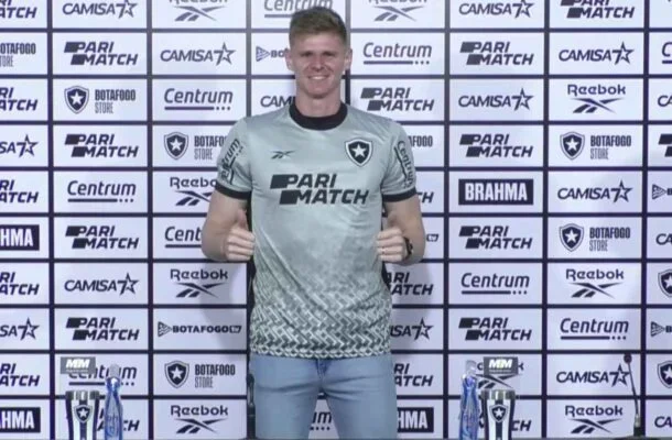 Raul recebeu a camisa 97 do Botafogo - (crédito: Foto: Reprodução/Botafogo TV) Raul recebeu a camisa 97 do Botafogo - (crédito: Foto: Reprodução/Botafogo TV)