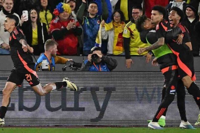 Atacante Luis Díaz em disputa de bola com jogadores da Espanha - Foto: Ben Stansall / AFP via Getty Images -  (crédito:  AFP via Getty Images)