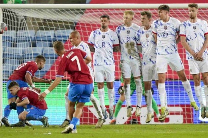 Erling Haaland em disputa de bola com jogador da República Tcheca - Foto: Annika Byrde/AFP via Getty Images -  (crédito: Foto: Annika Byrde/AFP via Getty Images)