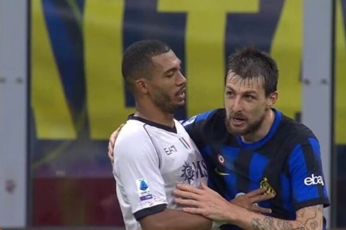 Juan Jesus e Acerbi tentaram resolver situação dentro de campo no San Siro - (crédito: Foto: Reprodução/SPORTMediaset) Juan Jesus e Acerbi tentaram resolver situação dentro de campo no San Siro - (crédito: Foto: Reprodução/SPORTMediaset)