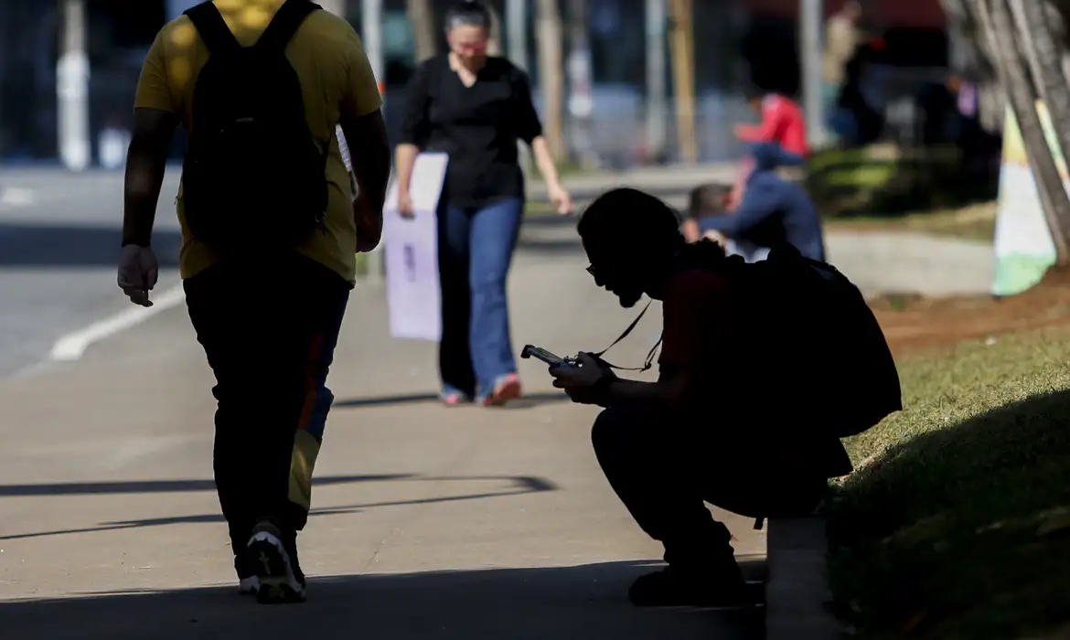 Um em cinco jovens brasileiros de 15 a 29 anos não estuda nem trabalha -  (crédito: EBC)