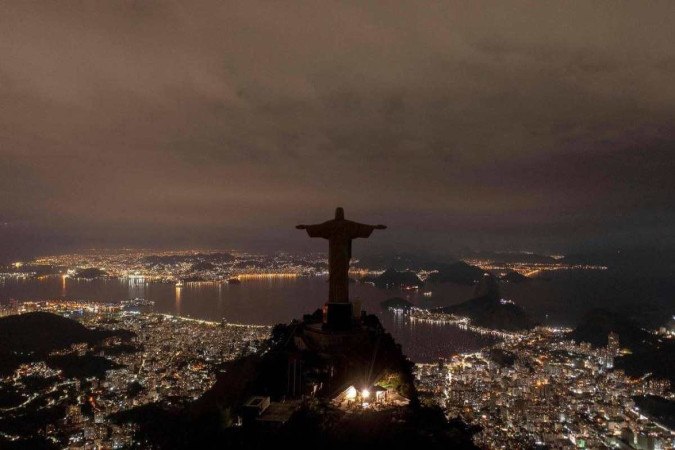 Cristo Redentor com as luzes apagadas durante a Hora do Planeta em 2022 -  (crédito: Mauro Pimentel/AFP)