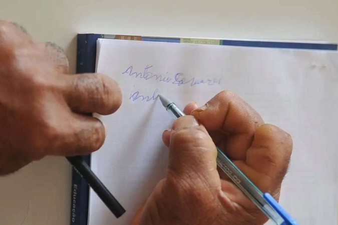 Um dos critérios utilizados pelo IBGE para identificar o analfabetismo é a habilidade de escrever um bilhete simples — aqueles que não conseguem são classificados como analfabetos -  (crédito: Agência Brasil)