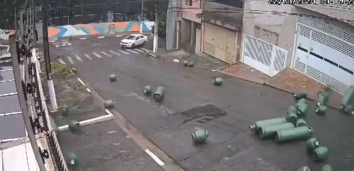 Vídeo flagra momento em que botijões de gás caem de caminhão e rolam por via