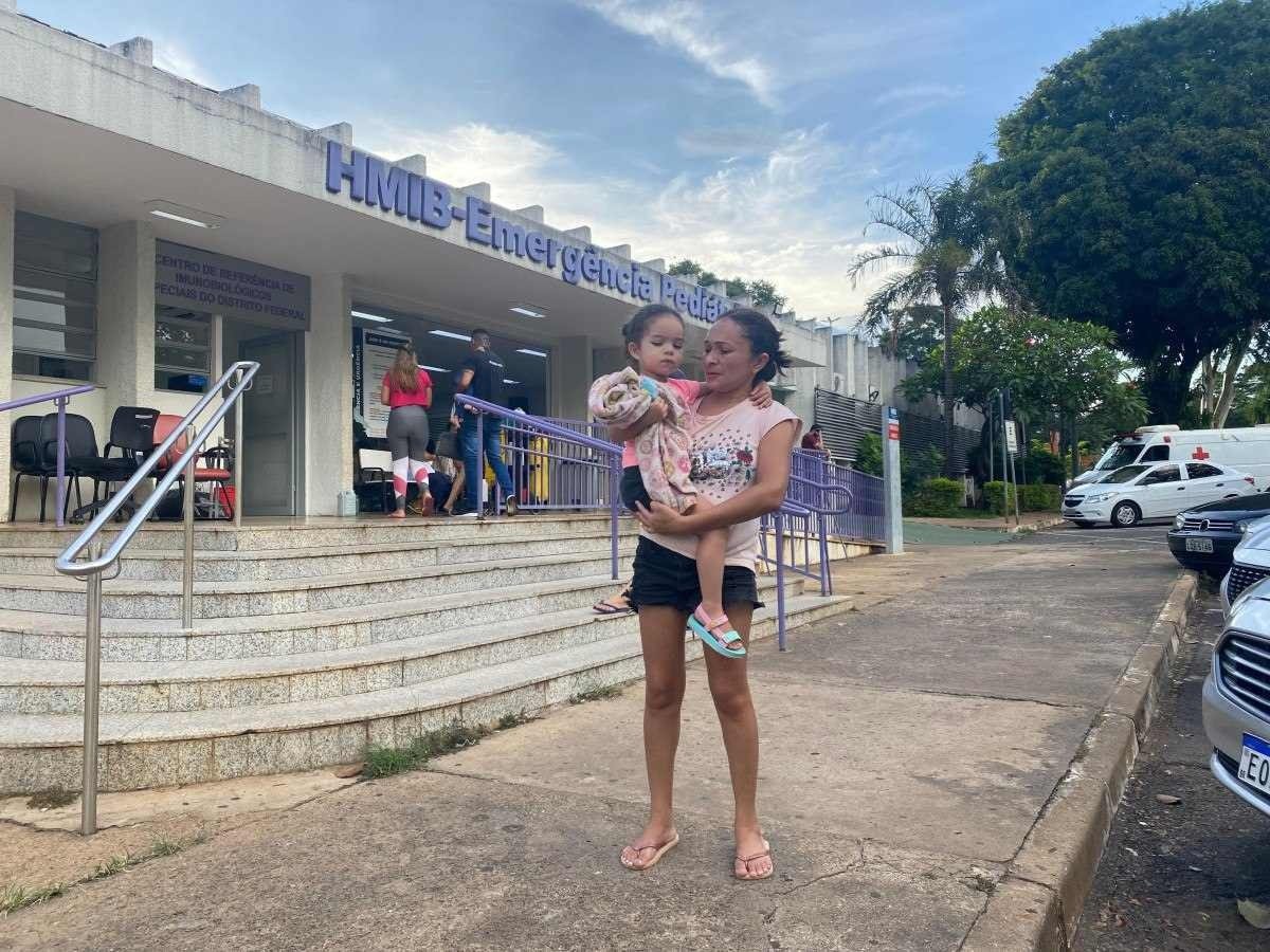 Joana Souza procurou o Hmib para tratar a filha Sofia, mas foi avisada de que não havia leitos nem médicos suficientes Joana Souza passou uma semana buscando atendimento médico à filha Sofia