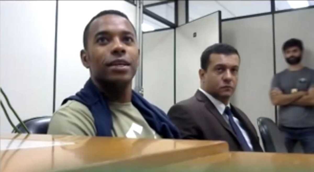 Prisão de Robinho: vídeo mostra audiência de custódia do jogador
