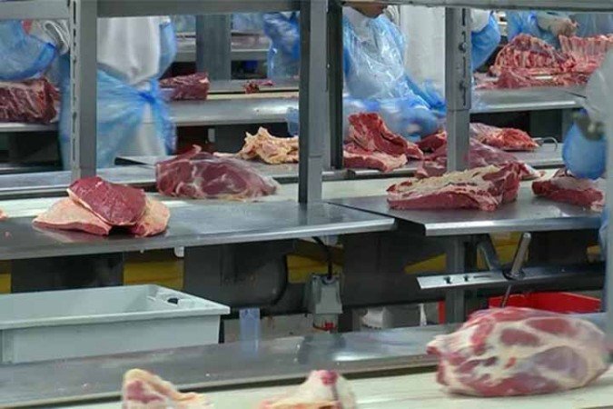 Segundo a Abiec, o Brasil teria capacidade para ampliar as exportações para o mercado chinês caso não houvesse a limitação da cota - (crédito: Reprodução/TV TEM) Segundo a Abiec, o Brasil teria capacidade para ampliar as exportações para o mercado chinês caso não houvesse a limitação da cota - (crédito: Reprodução/TV TEM)