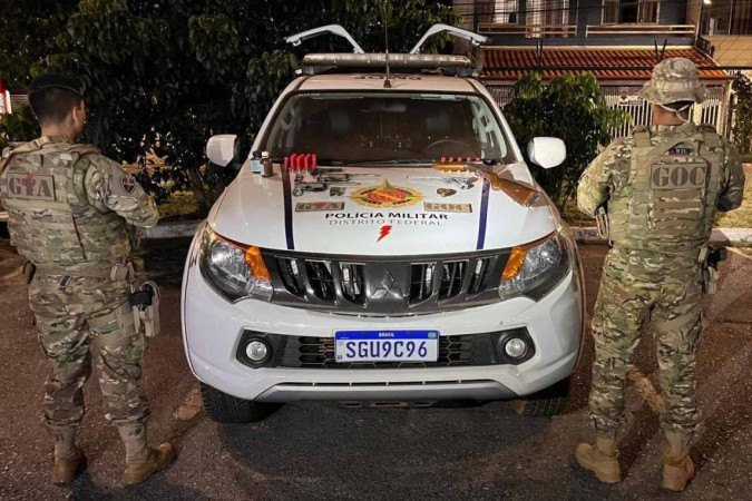 Na casa, as equipes apreenderam os cinco armamentos e munições de diversos calibres - (crédito: Divulgação/PMDF) Na casa, as equipes apreenderam os cinco armamentos e munições de diversos calibres - (crédito: Divulgação/PMDF)