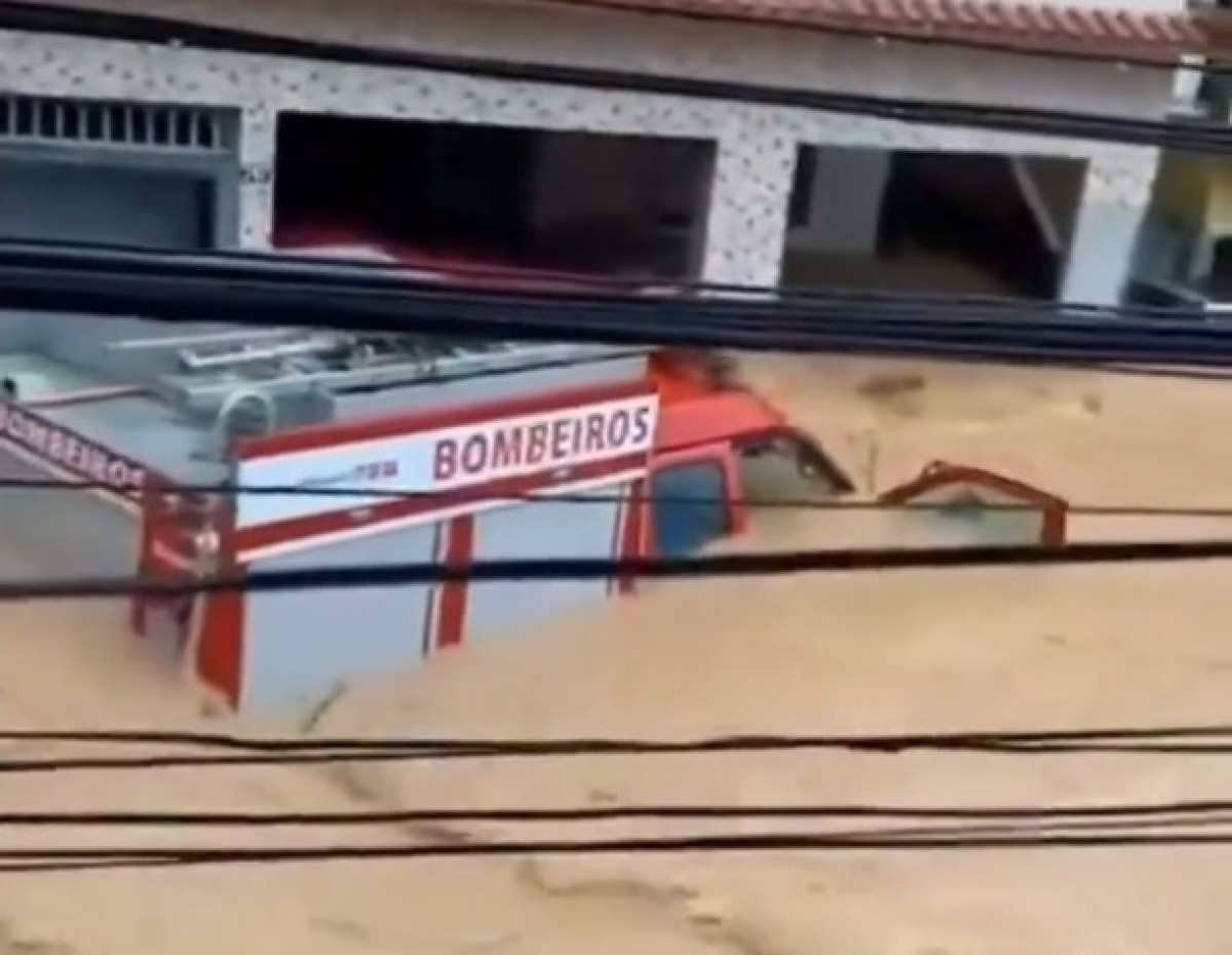 Chuva arrasta caminhão do Corpo de Bombeiros no Espírito Santo