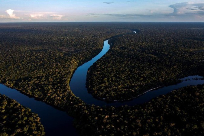  (FILES) A drone view of the Manicore river, deep inside the Amazonia rainforest, Amazonas state, Brazil, on June 7, 2022. According to a report released on March 18, 2024 by the Institute of Man and the Environment of the Amazon (Imazon), Brazil's Amazon rainforest recorded the lowest deforestation rate for a first two months since six years ago. (Photo by MAURO PIMENTEL / AFP)
       -  (crédito: MAURO PIMENTEL / AFP)