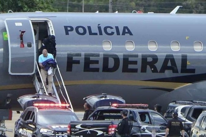 Acusados de mandantes do assassinato da vereadora e do motorista desembarcaram, ontem, em Brasilia, e foram transferidos para a cadeia
 -  (crédito:  Marcelo Ferreira/CB/D.A Press)