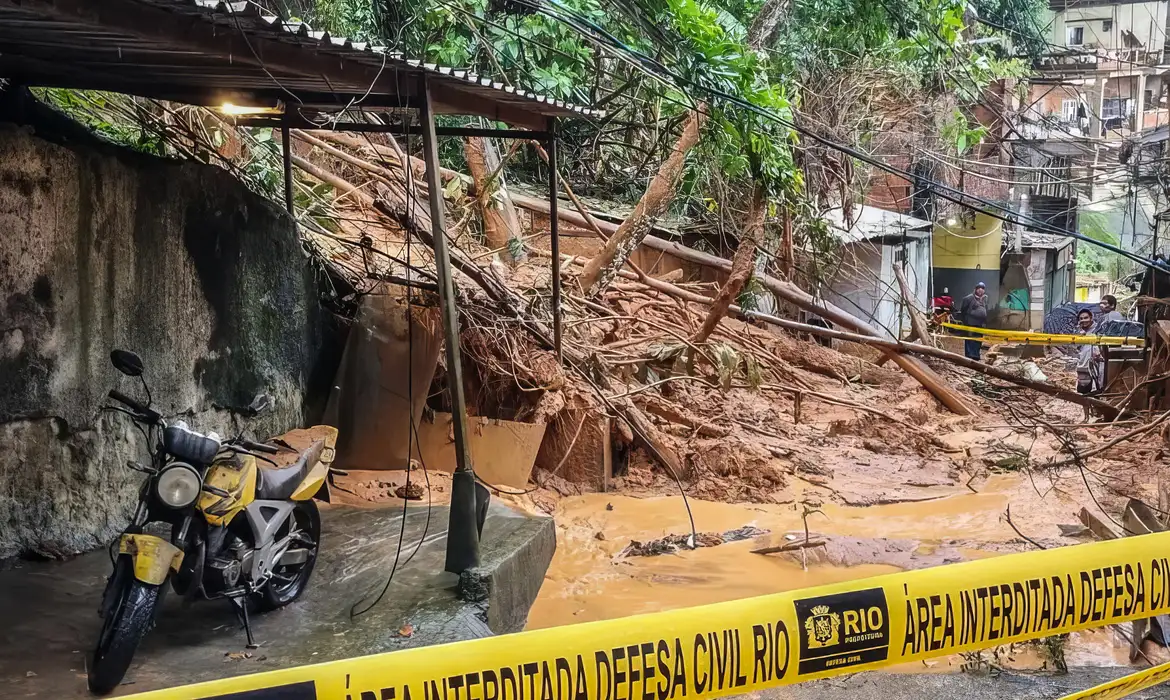 Entenda como a chuva provoca deslizamentos e desmoronamentos -  (crédito: EBC)