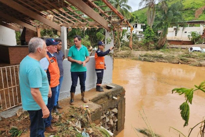 Governador Renato Casagrande em Mimoso do Sul, um dos locais mais atingidos pelas chuvas no Espírito Santo durante o fim de semana   -  (crédito: Comunicação/Governo ES)