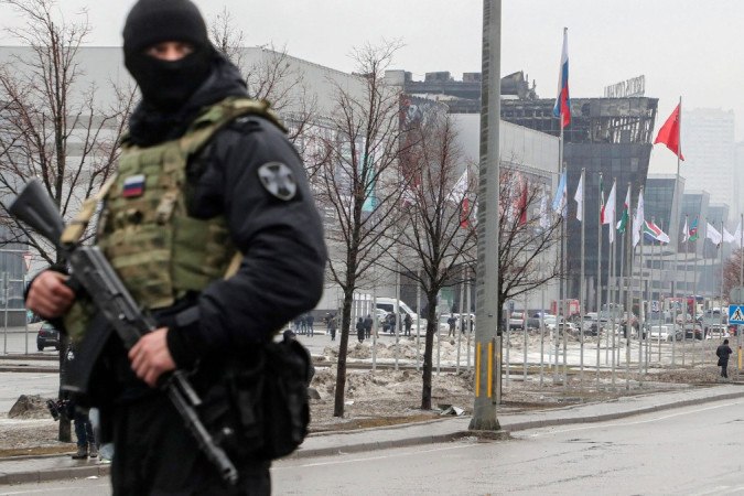 Fumaça e chamas eram visíveis no horizonte do centro de Krasnogorsk -  (crédito: Reuters)