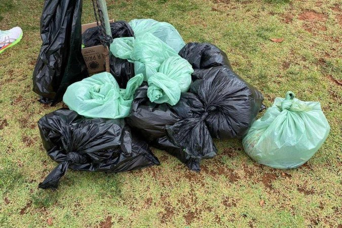 Plásticos, tampas de garrafa e outros itens foram coletados