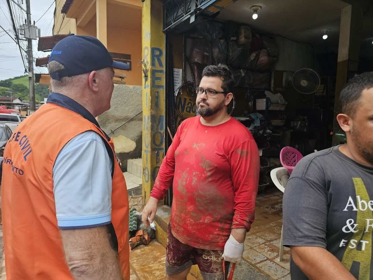 Governador Renato Casagrande em Mimoso do Sul, um dos locais mais atingidos pelas chuvas no Espírito Santo