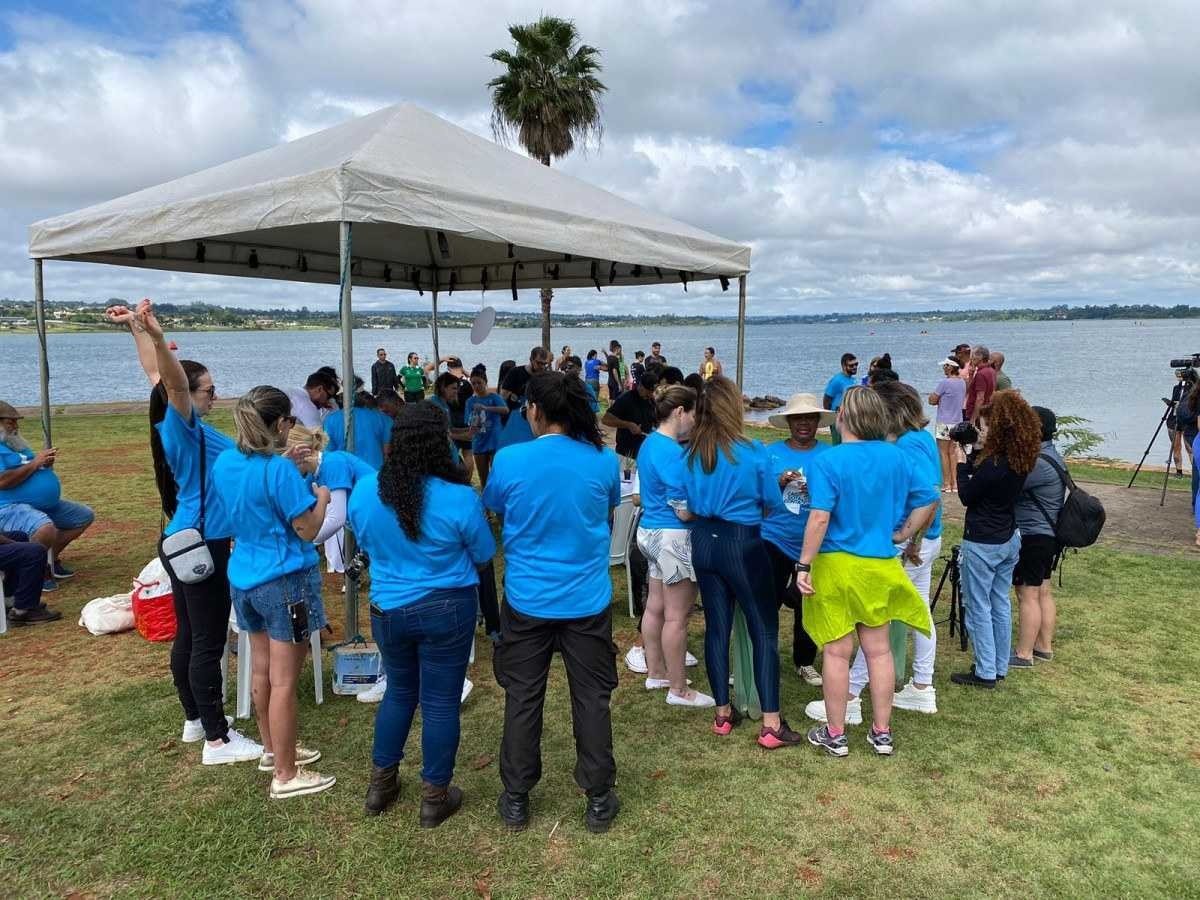 Cerca de 200 pessoas estiveram no Lago para auxiliar na limpeza do espaço