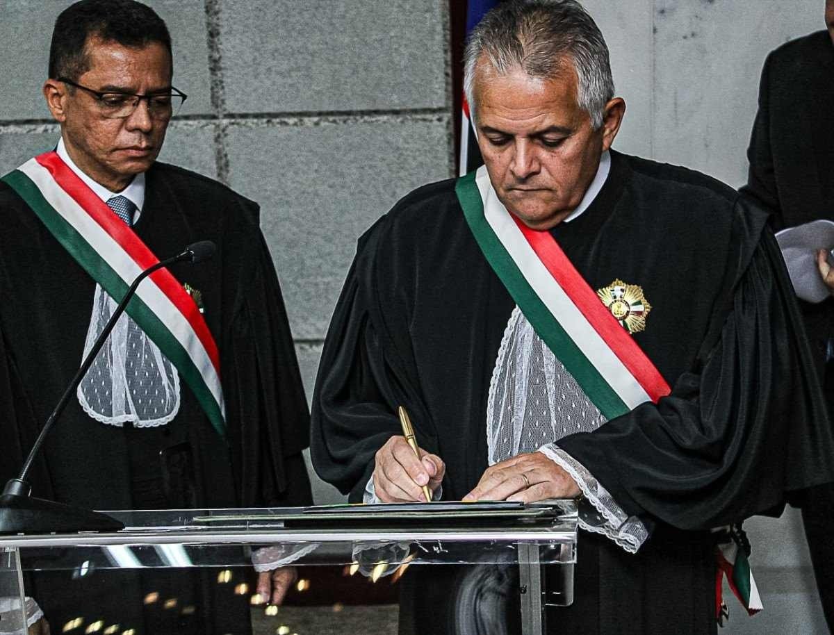  Vice-presidente e Corregedor, Desembargador Jos&eacute; Leone Cordeiro Leite tamb&eacute;m tomou posse