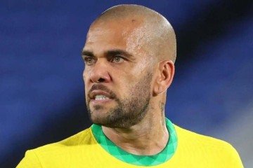 Daniel Alves havia sido condenado em fevereiro de 2024 a quatro anos e meio de prisão por estuprar uma mulher no banheiro de uma boate em Barcelona  -  (crédito: Divulgação/CBF)