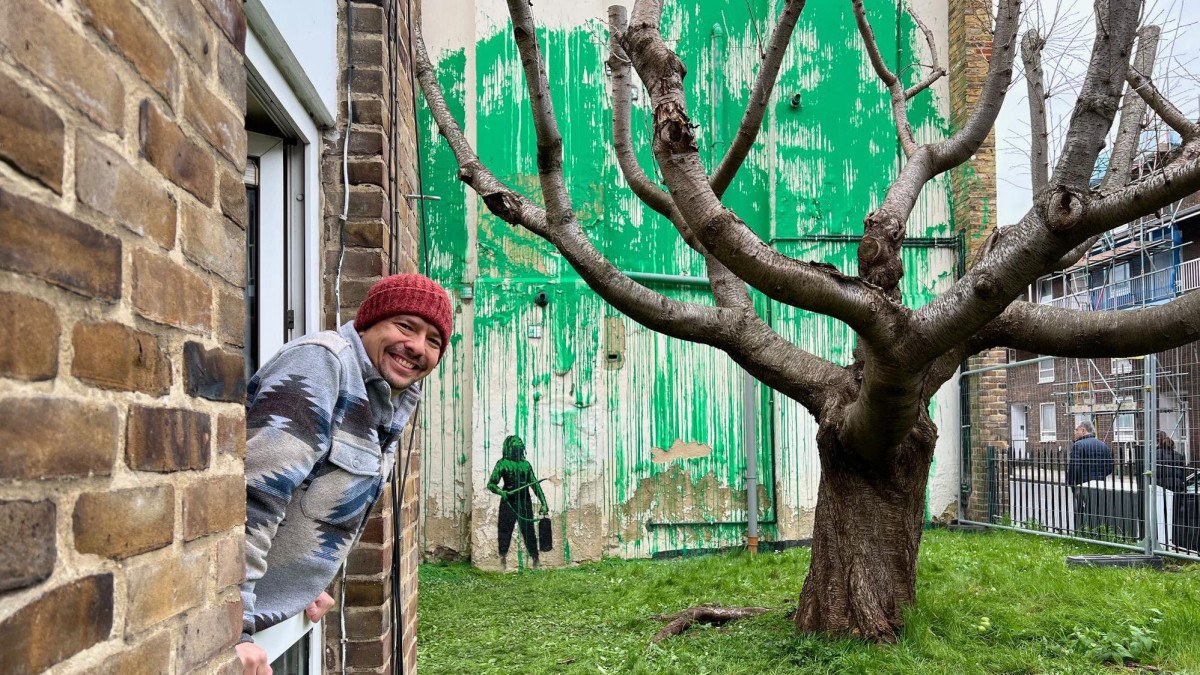 'Você é o Banksy?': o dia em que o artista de rua mais enigmático do mundo pintou um mural ao lado da minha casa