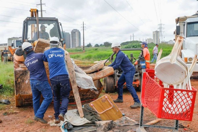 Área pública  da QS 3 de Taguatinga é desobstruída  -  (crédito: Lúcio Bernardo Jr./ Agência Brasília)